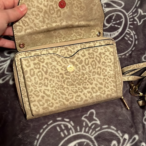 Jen &Co Gold leopard wallet/ crossbody - Picture 2 of 6